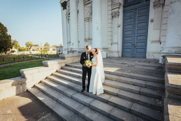 Paseo de bodas cerca de la catedral —  Fotos de Stock