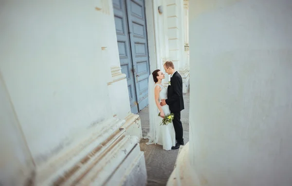 Wedding walk near the cathedral — Stock Photo, Image