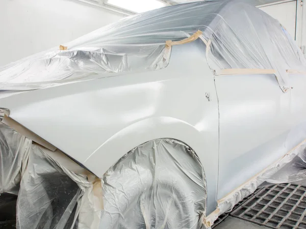 Epoxy primer wordt aangebracht op de carrosserie. autolakproces — Stockfoto