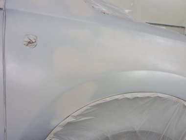 Sprey kabinindeki araba ateşleme sahnesinde..