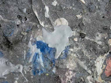 Masanın üzerindeki eski boya tabakası. Renkli boya damlaları.