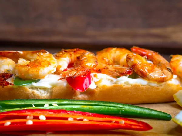 Fried shrimp laying on a sandwich — Stock Photo, Image