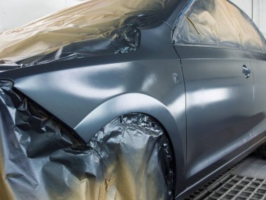 Araba atölyedeki resim sahnesinde.