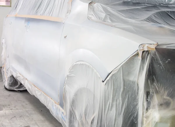 Na nadwozie samochodu nakładany jest epoksydowy podkład. proces malowania samochodów — Zdjęcie stockowe