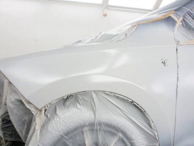 epoksi astar araba gövdesine uygulanır. araba boyama işlemi