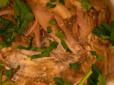 Masadaki domuz eti ve tavuktan izole edilmiş aspic. Ukrayna usulü aperatif, Avrupa mutfağı. jöle