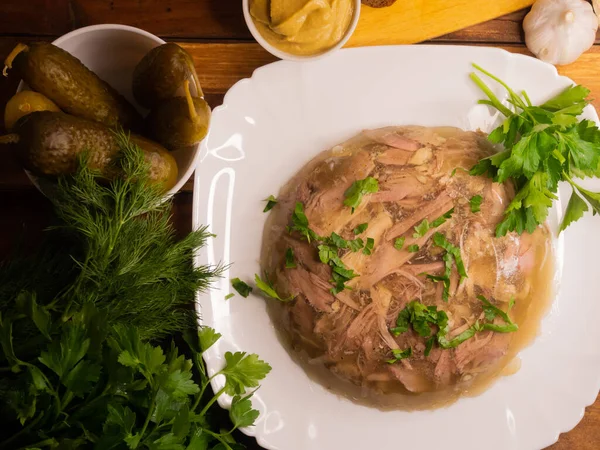 Aislado aspic de carne de cerdo de res y pollo sobre la mesa. aperitivo de Ucrania, cocina europea. gelatina — Foto de Stock