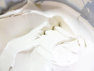 El aletleri ile macun işleme ile otomatik onarım. Bir arabanın boya işçiliğini onarma teknolojisi