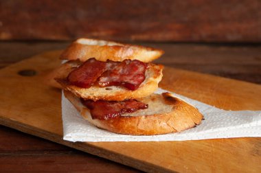 Kalın beyaz ekmekli pastırmalı sandviç. Pastırmalı ekmek.