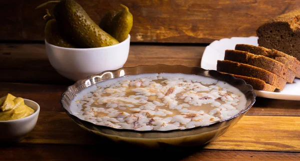 Carne gelatinosa sobre fondo marrón de madera.Carne casera de gelatina con mostaza y rábano picante sobre la mesa. Holodets — Foto de Stock