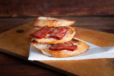 Kalın beyaz ekmekli pastırmalı sandviç. Pastırmalı ekmek.