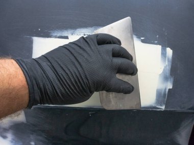 Otomotiv macununun arabanın yüzeyine uygulanması