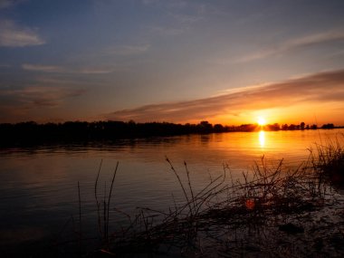 Nehirde güzel bir gün batımı. Bir resim için güzel bir manzara.