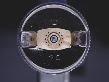 Ön manzara boyama aracı. Sprey tabanca beyaz arkaplan üzerinde izole edilmiş.