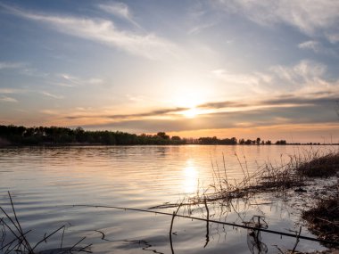 Nehirde güzel bir gün batımı. Bir resim için güzel bir manzara.