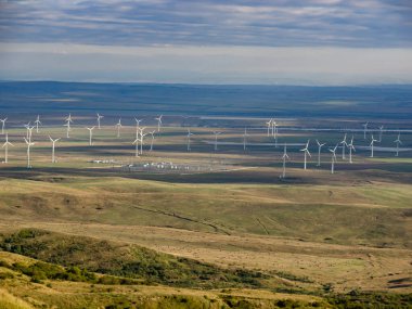 Yel değirmenli manzara. Bir tepenin üzerinde bulunan rüzgar türbini.