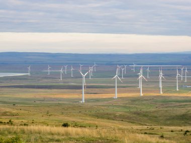 Yel değirmenli manzara. Bir tepenin üzerinde bulunan rüzgar türbini.