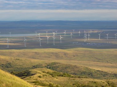 Yel değirmenli manzara. Bir tepenin üzerinde bulunan rüzgar türbini.