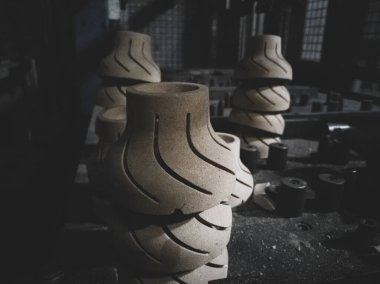 Kalıp makinesinin içindeki siyah fotoğraf. Metal dökmek için küf üretimi. Dökümhane.