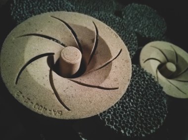 Dökümhane için çekirdek ve kalıplar. Çubuklar filtrede. Metal dökmek için filtre. Dökümhane.