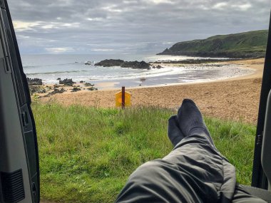 İrlanda 'da bir plajda karavanda dinleniyor.