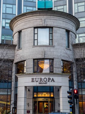 Belfast, Kuzey İrlanda - 19 Aralık 2020: Belfast 'taki Europa Otel' in ön girişi