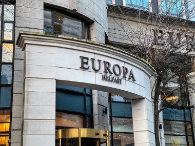 Belfast, Kuzey İrlanda - 19 Aralık 2020: Belfast 'taki Europa Oteli tabelası