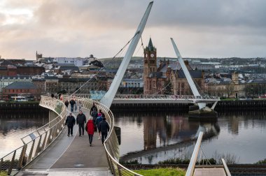 Derry, Kuzey İrlanda - 14 Ocak 2020: Derry City Kuzey İrlanda Barış Köprüsü