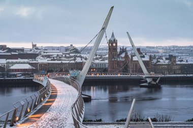 Kuzey İrlanda, Derry 'de Barış Köprüsü karla kaplıydı.