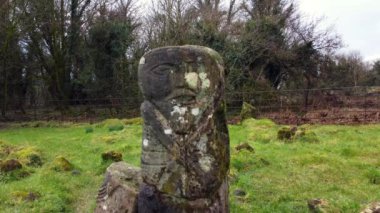 Kuzey İrlanda 'daki Boa Adası figürünün üzerinde yükselen hava görüntüleri