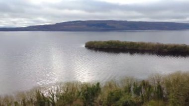 Aşağı Lough Erne 'nin Fermanagh Kuzey İrlanda' daki hava panoramik videosu.