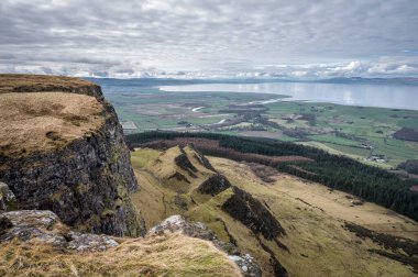 Limavady Kuzey İrlanda yakınlarındaki Binevenagh Dağı 'nın tepesinde..
