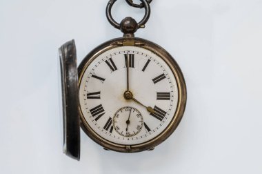 Roma rakamlı antika cep saati ve beyaz arka planda ön cam açık.