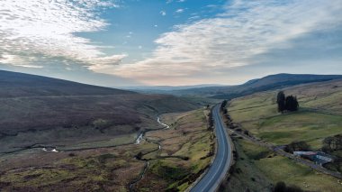 Glenshane yolunun Sperrin Dağları 'ndaki hava fotoğrafı.