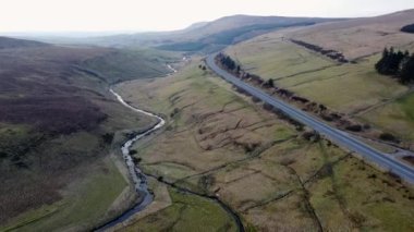 Glenshane Geçidi 'nin ve Kuzey İrlanda' daki Sperrin Dağları 'nın üzerinden geçen yolun hava görüntüleri.