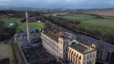 Sion Mills, Kuzey İrlanda - 27 Şubat 2021: Herdman 's Flax Mill harabelerinin hava videosu