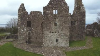 Tully Şatosu, Kuzey İrlanda 27 Şubat 2021, Fermanagh Kuzey İrlanda 'daki Tully Kalesi harabelerinin 4k klibi.