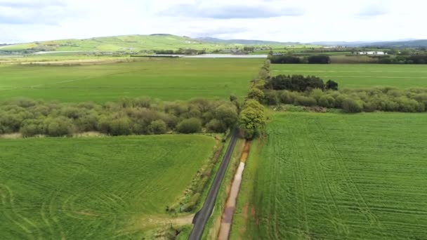 Imágenes Aéreas Volar Sobre Campos Cultivo Carreteras Rurales Irlanda — Vídeos de Stock