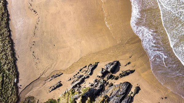 Vista Aérea Abstracta Mirar Estrecho Hacia Una Playa Arenosa Rocosa —  Fotos de Stock