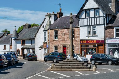 Doune, İskoçya- 31 Mayıs 2021: İskoç Higlands 'taki Doune Village Merkezi. Doune Şatosu 'nun evi