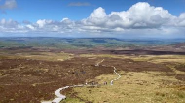 Cuilcagh, Kuzey İrlanda 22 Mayıs 2021: Enniskillen yakınlarındaki Cuilcagh Boardwalk Patikası.