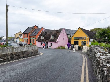 Doolin, Ireland- 4 Temmuz 2021: Ireland 'ın batı kıyısındaki Doolin köyünde yürüyen turistler