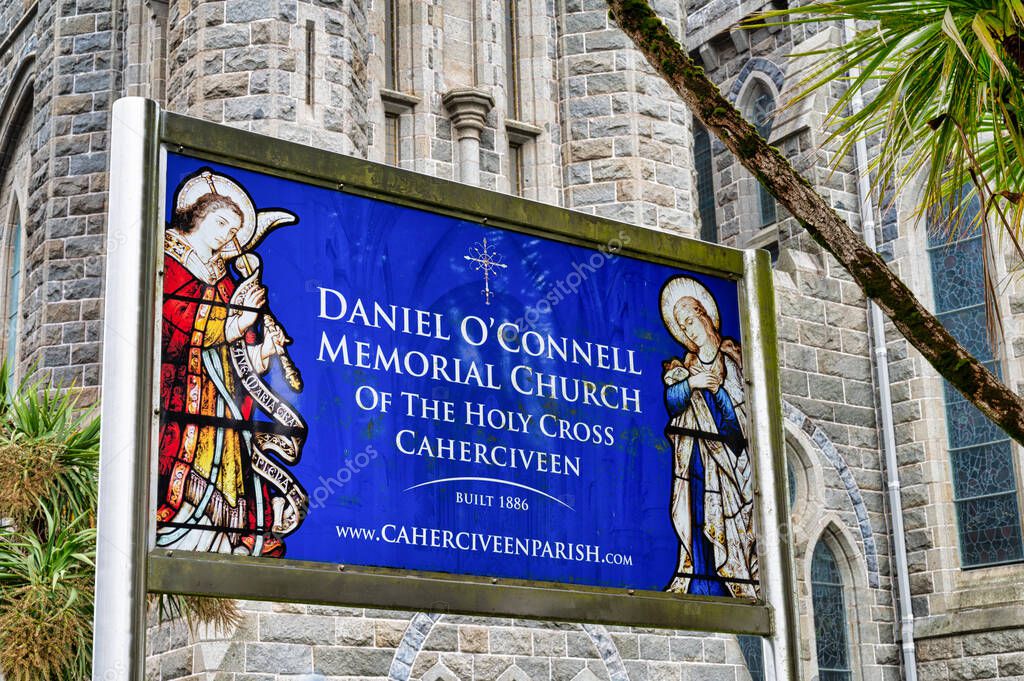 Cahersiveen, Irlanda- 7 de julio de 2021: La Señal para la Iglesia Daniel O  'Connell 2023