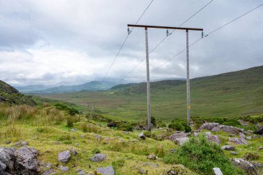 İrlanda 'daki Kerry Dağları' nda elektrik hatları