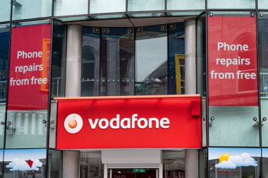 Cork, Ireland- 14 Temmuz 2021: Cork City 'deki Vodafone mağazasının tabelası