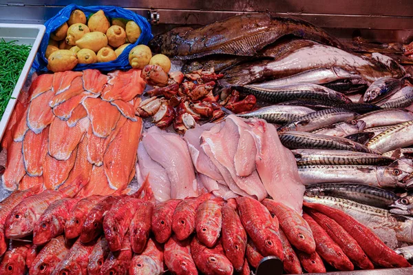 Ψάρια Και Θαλασσινά Που Εκτίθενται Πάγκο Της Αγοράς Στην Ιρλανδία — Φωτογραφία Αρχείου
