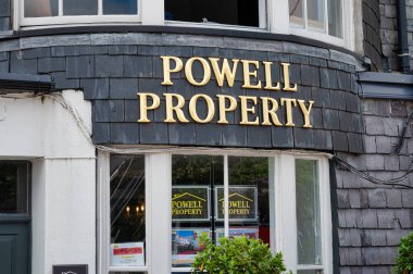 Cork, Ireland- 14 Temmuz 2021: Cork City 'deki Powell Emlak İşareti