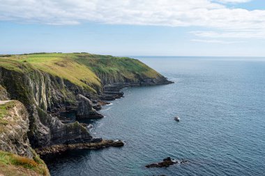 Cork Ireland 'daki Old Head Kinsale' in deniz kayalıkları