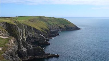 Old Head County Cork Ireland 'ın sarp deniz kayalıklarının videosu.