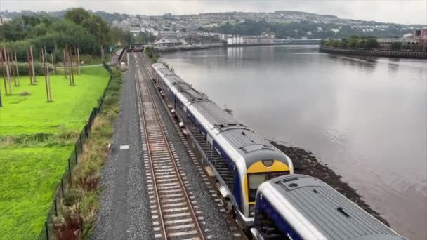 Derry Irland September 2021 Translink Tågsätt Comin Till Derry Station — Stockvideo